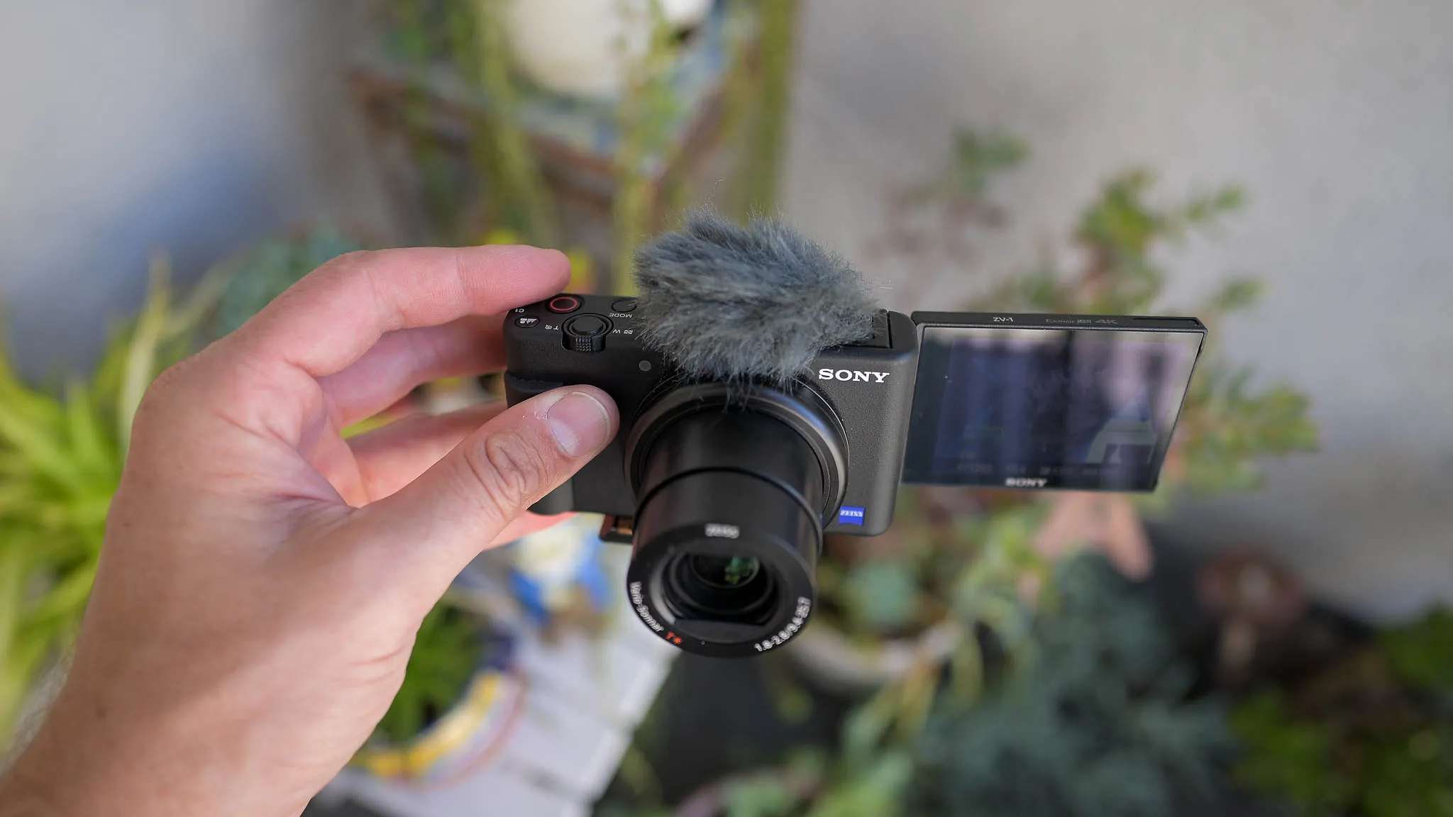 Trong khi đó, dòng ZV được tối ưu cho các Vlogger